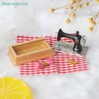 ราคา Beautyupyang 1 12 จักรเย็บผ้าขนาดเล็กบ้านตุ๊กตาพร้อมผ้าด้ายกรรไกร (54908388296)