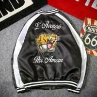 ราคา เสื้อแจ็คเก็ตเบสบอลปักลายเสือสำหรับผู้ชายและผู้หญิง เสื้อโค้ทอินเทรนด์ ฮิปฮอป sukajan kyosuka ของที่ระลึก เสื้อแจ็คเก็ตบอมเบอร์เยาวชน streetwear (1729834609353919474)