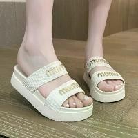 ราคา รองเท้าแตะสไตล์ชาแนลสำหรับผู้หญิง ฤดูร้อน รองเท้าแตะพื้นหนาขั้นสูง อเนกประสงค์ สายรัดเดียว พื้นนุ่ม รองเท้าแตะสไตล์ฝรั่งเศส มาใหม่ (1731293530666337620)