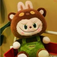 ราคา ตุ๊กตา LaBub ตุ๊กตา OLOEY ตุ๊กตาน่ารัก สวมชุดเอี๊ยมสีเขียว เหมาะสำหรับของขวัญวันเกิด คริสต์มาส วันวาเลนไทน์ และฮาโลวีน (1731744711652837041)