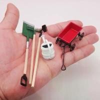 ราคา โมเดลฉากสวนตุ๊กตา, สเกล 1:12, ชุดเครื่องมือทำสวน 5 ชิ้น, กาต้มน้ำเหล็ก, กระบะรดน้ำ, รถเข็น (1731365872561194408)