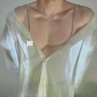 ราคา เสื้อเชิ้ต เปิดไหล่ สำหรับผู้ชาย ระดับไฮเอนด์ เซ็กซี่ และโปร่งใส สไตล์แฟน สายโซ่หลวม สายเอี๊ยม สไตล์คู่รัก (1731801458816878067)