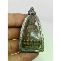 ราคา จี้พระ พระกริ่ง วัดสุทัศน์ เนื้อโลหะ พร้อมเลี่ยมกรอบแต่งเงินเก่า (1729664901299865970)