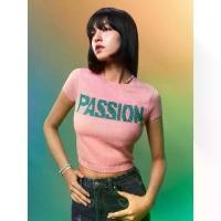 ราคา [Pomelo] เสื้อยืดไหมพรมพิมพ์ลาย PASSION / PASSION Printed Knitted T-Shirt (1730312980420790363)