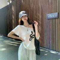 ราคา เสื้อยืดลายงูขนาดเล็ก พิมพ์ลายงู เหมาะสำหรับฤดูร้อน ผู้หญิง ทรงหลวม ไหล่เอียง ดีไซน์เปิดไหล่ เผ็ดและเก๋ไก๋ เสื้อท็อป อินเทรนด์ ปีใหม่ 2565 ร้าน ทราย ขาย ปีก ส่ง เสื้อ ยืด คอ ถ่วง เสื้อ baby tee (17318