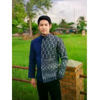 ราคา เสื้อคลุมผ้าฝ้ายชินมัยอัดกาว แต่งลายขอนารี พระราชทาน ผู้ชาย มีเสริมไหล่ Clothing Man ผ้าไหม ผ้าสำลี (1729604571778026488)