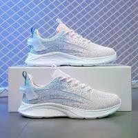 ราคา รองเท้าผู้หญิงและผู้ชาย เหมาะสำหรับมัธยมต้น พื้นนุ่ม วิ่งและยืน น้ำหนักเบา กระโดดไกล กระโดดนักเรียน ระบายอากาศ รองเท้ากีฬา พิเศษ รองเท้า dapper puma x ferrari ေ ဘ ာ လ ီ အ (1731309317222467187)