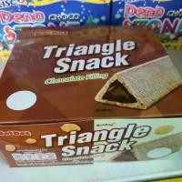 ราคา 【COD】 ขนมสอดไส้ครีมรส ช็อคโกแลต triangle snack ไตรแองเกิล สแน็ค 8 กรัม x 24 ชิ้น ตรา แดท แดท (1732127773288007575)