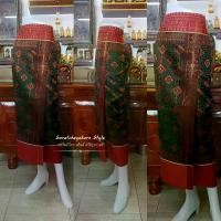 ราคา ผ้าถุงป้ายสำเร็จซิปหลัง ผ้าไหมมัดหมี่ สีเขียวตีนแดงสด ลายนาคี งานอัดผ้ากาวเรียบร้อย ️รับตัดตามไซส์️ (1729724527720499884)