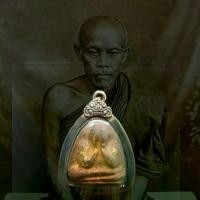 ราคา จัดส่งในกรุงเทพฯ จี้พระ พระเครื่อง พระปิดตาหลวงพ่อแก้ว วัดเคลือวัลย์ เนื้อผงคลุกรักปิดทองเก่า เลี่ยมกรอบเงินเก่า พุทธคุณ ปกป้องคุ้มครองป้องกันภัย(ขนาด3.0*3.5ซม.) (1732079421153839421)