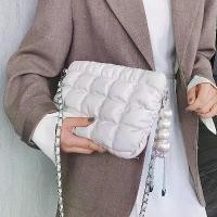 ราคา กระเป๋า messenger พร้อมพู่มุกสำหรับผู้หญิง กระเป๋าคลัทช์ผู้หญิง กระเป๋าเงินโซ่ กระเป๋าสะพายไหล่ messenger หญิง กระเป๋าคลัทช์แฟชั่น สีขาว bolsa (1729609305996298526)