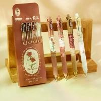 ราคา ปากกาเจลกดลายกุหลาบและบทกวี4ชิ้น0.5มม. สีดำปากกาหมึกเจลอนิเมชันนักเรียนการเขียนปากกาลูกลื่นเครื่องเขียนในสำนักงานโรงเรียนปากกาเจล ปากกาเคมี ปากกาลูกลื่น เครื่องเขียน ด้าม (1731174649084349204)
