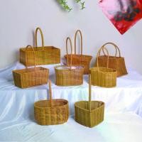 ราคา แจกัน ดอกไม้ มือถือ ตะกร้าดอกไม้ขนาดเล็ก ตะกร้าหวายทอมือ ตะกร้าใส่ของขวัญ ตะกร้าหวายพลาสติก มือถือ เหมาะสำหรับเป็นของขวัญกลับ กระเช้า ใส่ เหรียญ โปรยทาน ตะกร้า ตัง แม่ค้า (1731560151769712404)