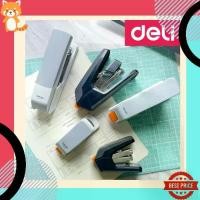ราคา [COD] Deli ที่เย็บกระดาษประหยัดแรง เครื่องเย็บกระดาษ แม็ก สามารถเย็บได้สูงถึง 60 แผ่น อุปกรณ์สำนักงาน ที่เย็บกระดาษ (1731561593601164552)