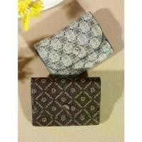 ราคา กระเป๋าใส่เหรียญ กระเป๋าสตางค์ผู้หญิง ลายตัวอักษรรัก วัสดุผ้า คลัตช์ กระเป๋า เก็บ ธนบัตร กระเป๋า สตางค์ ผู้หญิง ใบสั้น (1732175957961247636)