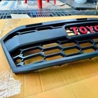 ราคา กระจังหน้าแต่ง GR พร้อมไฟ LED สำหรับ Vigo 2008 และ Vigo Champ 2012 เสริมลุคสปอร์ต ดุดัน ติดตั้งง่ายไม่ต้องดัดแปลง วัสดุ ABS แข็งแรง ทนทาน เหมาะกับสายแต่งรถ Toyota Vigo (1731413819558430047)