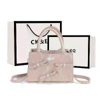ราคา กระเป๋าถือขนาดเล็ก CK สำหรับผู้หญิง ดีไซน์โบว์ กระเป๋าสะพายข้างใหม่ เหมาะสำหรับเป็นของขวัญวันเกิด กระเป๋าออกแบบเฉพาะ กระเป๋า แม็ก mc ของ แท้ longchamp สีชมพู marc jacobs crochet bag (17316577145730189