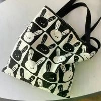 ราคา กระเป๋าผ้าแคนวาสผู้หญิงลำลอง ดีไซน์ดั้งเดิม อินเทรนด์ น่ารัก สไตล์ญี่ปุ่นและเกาหลี กระเป๋าสะพายข้างผู้หญิง ผ้าแคนวาส เหมาะสำหรับนักเรียน หนังสือเรียน ถือ กระเป๋าผ้าแคนวาส ทรงสี่เ (1730915950810729469)