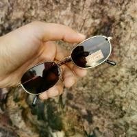 ราคา เก็บเงินปลายทาง. แว่นกันแดด แว่นตาวินเทจ แว่นเก่าเก็บยุค 90s รุ่น Thong Leam Lek Sun ทรงเหลี่ยมมน กรอบสีทอง เลนส์ดำ วินเทจแท้ หายาก Fashion accessories (1731979827060377789)