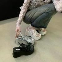 ราคา รองเท้าแตะส้นเตารีด สำหรับผู้หญิง รองเท้าส้นตึก สไตล์กลาดิเอเตอร์ รองเท้าส้นสูง เข็มขัดสีดำ รองเท้าคริสตัลฤดูร้อน Zapatos De Mujer (1730881993472117526)