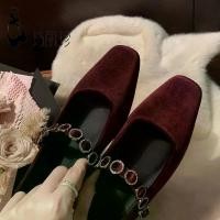 ราคา รองเท้าส้นสูง สไตล์แมรี่เจน หัวเหลี่ยมฝรั่งเศส ทรงตื้น ส้นเตี้ย สายเดียว วัสดุหนังกลับ รองเท้าน้ำหนักเบา กำมะหยี่ เหมาะสำหรับพร็อพ (1731785703367935512)