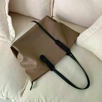 ราคา กระเป๋าถือความจุขนาดใหญ่พร้อมพู่สำหรับผู้หญิง กระเป๋าสะพายไหล่หญิง หนัง Pu นุ่ม กระเป๋าเดินทาง กระเป๋าใบใหญ่ กระเป๋าถือผู้หญิงใหม่ สีดำ 2022 (1729614550821734686)