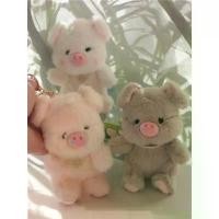 ราคา ตุ๊กตาหมูน่ารักและน่ารัก พวงกุญแจคู่ กระเป๋าเป้ ตุ๊กตา เครื่องประดับแขวนจี้เล็ก เหมาะสำหรับกระเป๋าและกระเป๋า hangyodon sanrio oakley พวงกุญแจ (1731747565386041173)