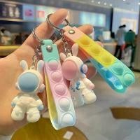 ราคา พวงกุญแจจี้ซิลิโคนกระต่ายอวกาศเล็กน่ารัก ของขวัญสำหรับห้อยกระเป๋า พวงกุญแจ migo พวงกุญแจ sanrio duck keychain (1730919107210479832)