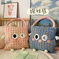 ราคา หมอนผ้าห่มแบบพกพา, ผ้าห่มสองในหนึ่งเดียว, คอลเลกชันสูงสุด 12,000 คน, ผ้าห่มขนสัตว์งีบหลับสำนักงาน, เครื่องอุ่นมือ, หมอนเล็ก ๆ , ผ้าห่ม, ผ้าห่มโยนหมอน (1732159550437361801)
