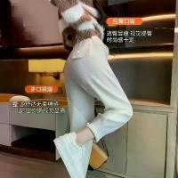 ราคา กางเกงวอร์ม สไตล์ฮาเร็ม สำหรับผู้หญิง ทรงหลวม กางเกงจ็อกเกอร์ เหมาะสำหรับผู้หญิงเล็ก สีขาวออฟไวท์ กางเกงวอร์มแครอท มาใหม่ในปี 2025 ชุด วอม เซท เด็ก ผู้ ชาย เสื้อ นัก มวย (1731281904537863573)