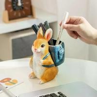 ราคา ที่ใส่ปากกากระต่าย, Nourytg, ตุ๊กตากระต่ายเรซิ่น, พร้อมกระเป๋าเป้เปิด, ที่ใส่ดินสอ, ที่จัดระเบียบโต๊ะกระต่ายตกแต่ง, เหมาะสำหรับปากกา, ดินสอ, แปรงแต่งหน้า (1732223112964311607)