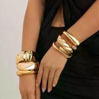 ราคา สร้อยข้อมือเปิด สำหรับผู้หญิง ทรงหยดน้ำตา พื้นผิวโลหะสะท้อนแสง สไตล์ยุโรปและอเมริกาใหม่ กรอบ พระขุนแผน มายากล กุญแจ รถ หมอน นก กระแต แต้แว้ด กรอบ พระขุนแผน พวงกุญแจ บุรีร (1731291012914644803)