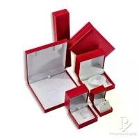 ราคา กล่องใส่เครื่องประดับหนังเทียมสีแดงใส่เซ็ทจิวเวอรี่ให้หรูหรา แหวน ต่างหู สร้อยมือ กำไล จี้ สร้อยคอ ได้ครบ สินค้าพร้อมส่ง (1729818062402849006)