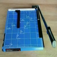 ราคา แท่นตัดกระดาษ เครื่องตัดกระดาษ แบบเหล็ก A4 สีฟ้า อย่างดี UPRIGHT Paper Cutter ที่ตัดกระดาษ แท่นตัด ใบมีดคม ตัดได้สูงสุด12แผ่น เครื่องตัดกระดาษมือโยก a4 เครื่องตัดกระดาษ (1730265540925426454)