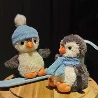 ราคา ตุ๊กตาเพนกวิน สเก็ตบอร์ด มาใหม่ หมวกผ้าพันคอน่ารัก จี้ตุ๊กตาเพนกวิน เหมาะสำหรับตกแต่งคริสต์มาส ของขวัญพวงกุญแจ (1731784067904734828)