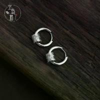 ราคา ต่างหูห่วงคอลัมน์แกะสลัก แฟชั่นเรียบง่ายสไตล์เกาหลี ย้อนยุค และอินเทรนด์ บุคลิกภาพสำหรับผู้หญิง ต่างหูเงิน คลิปหนีบหู สำหรับผู้หญิง พระ ผง วิเศษ ปรอด จับ ทอง พระ ผง มหา เส (1731327917284099365)