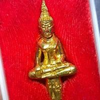 ราคา ขาย พระยอดธง มงคลละโว้ หลวงพ่อเพี้ยน อคฺคธมฺโม วัดเกริ่นกฐิน จังหวัดลพบุรี ปี2552 เนื้อทองทิพย์ (1732300776468614016)