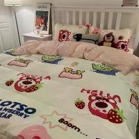ราคา Ins สีชมพู หมีสตรอเบอร์รี่ การ์ตูน 4 IN 1 ชุดเครื่องนอน หอพัก ห้องนอน ผ้าคลุมเตียง ปลอกหมอน ผ้าปูที่นอนแบน ที่นิยมมากที่สุด (1731602931021284965)