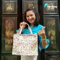 ราคา COD กระเป๋าถือ 3 ซิป ไซส์นอนหูสั้น 4.7*13.3*10.6 นิ้ว กันน้ำ หิ้วหนัก ซักได้ เคลือบ PVC พลาสติกTikTok (1731234750903518571)