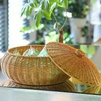 ราคา ตะกร้าเก็บของทอพลาสติกโบราณ มีฝาปิด กล่องเก็บของทอพลาสติกอเนกประสงค์ กันฝุ่น เหมาะสำหรับห้องนอน ห้องนั่งเล่น สำหรับผลไม้ ของว่าง เครื่องประดับ เครื่องสำอาง 1 ตะกร้า พร้อมฝาปิด (1731520634951075392)