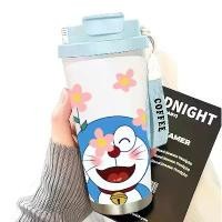 ราคา กาต้มน้ำ แก้วน้ำ ลายโดเรมอน 530ml ถ้วยฟาง ทนความเย็นและร้อน หลอดสำหรับนักเรียน ขวดสูญญากาศ ที่จับกระติกน้ำร้อน กันกระแทก เหมาะสำหรับตู้เย็น สำหรับเด็ก (1731662846424155397)
