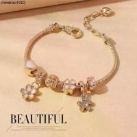 ราคา สร้อยข้อมือแฟชั่นสไตล์ Pandora Charm Bracelet ประดับดอกไม้คริสตัลสุดหรู (แถมฟรี! กล่องใส่เครื่องประดับ) (1731645982119200118)