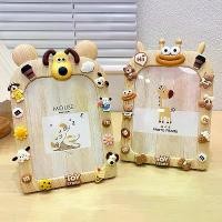 ราคา กรอบรูป ดีไซน์การ์ตูนน่ารัก สำหรับตกแต่งเดสก์ท็อปของเด็ก ติดผนัง สไตล์ Ins ลายไม้เทียม ขนาด 7 นิ้ว เหมาะสำหรับรูปถ่าย (1731006727939132143)