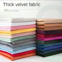 ราคา ผ้าฝ้ายเนื้อหนา กำมะหยี่ ผ้าม้วนละเมตร เหมาะสำหรับเย็บเสื้อผ้า ผ้าม่าน ปลอกหมอน ผ้าคลุมโซฟา ผ้าปูโต๊ะ ดีไซน์ธรรมดา มีสีดำ ขาว น้ำเงิน และแดง (1731170326440807128)