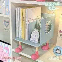 ราคา ที่วางหนังสือ ดีไซน์หมีเรียบง่าย ชั้นวางหนังสือตั้งโต๊ะ เหมาะสำหรับนักเรียนในหอพัก จัดระเบียบชั้นวาง หนังสือและของกระจุกกระจิก พร้อมกล่องเก็บกริดข้อความ ที่ วาง หนังสือ บน โต๊ะ (1731435704223958362)