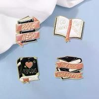 ราคา เข็มกลัดหนังสือตัวอักษร ดีไซน์การ์ตูนเอนกประสงค์ เข็มกลัดป้าย หนังสือศิลปะ เรียบง่ายและเป็นส่วนตัว สง่างามและทันสมัย เหมาะสำหรับกระเป๋า เข็มกลัด (1731583450967673404)