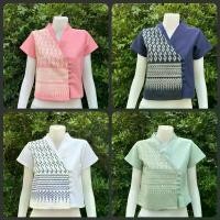 ราคา เสื้อลายขอทรงเจ้านาง กระดุมปั๊ม เสื้อลายพระราชทาน เสื้อลายขอเจ้าฟ้าสิริวัณณวรี ผู้หญิง ผ้าฝ้าย Clothing Women ผ้าแก้ว กร้าม ครอบ คอบัว เสื้อซีทรู แขนยาว ลายดอกสงกรานต์ผู้หญิง (1731476095845566765)