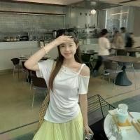 ราคา เสื้อยืดผู้หญิง แฟชั่น MosesQueen สไตล์เปิดไหล่ สีพื้น แขนสั้น มาใหม่ ฤดูร้อน 2025 เสื้อเปิดไหล่สวยๆ สำหรับผู้หญิง (1731890462953604844)