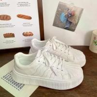 ราคา รองเท้าผ้าใบผู้หญิง รองเท้าสีขาวพื้นหนาสำหรับผู้หญิง รองเท้าผ้าใบหัวกลมสไตล์เกาหลีใหม่ ลำลอง สีทึบ แบน สไตล์เกาหลี 2023 ใหม่ (1729839954960485176)