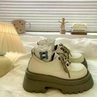 ราคา รองเท้าส้นสูงผู้หญิง สีขาว สไตล์แพลตฟอร์ม หนังใหม่ 2024 รองเท้าไม่มีส้นอเนกประสงค์ เพิ่มความสูง (1731036148696779328)